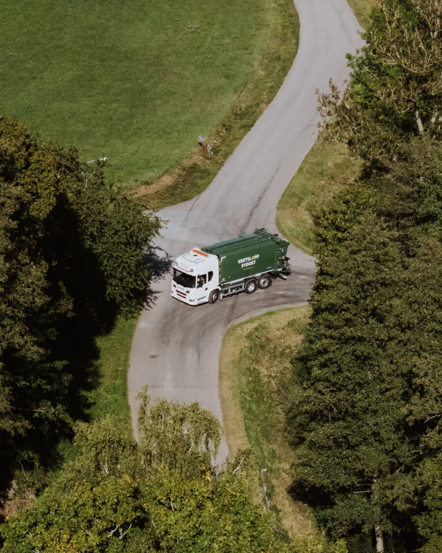 En flygbild av en lastbil som kör längs en väg.