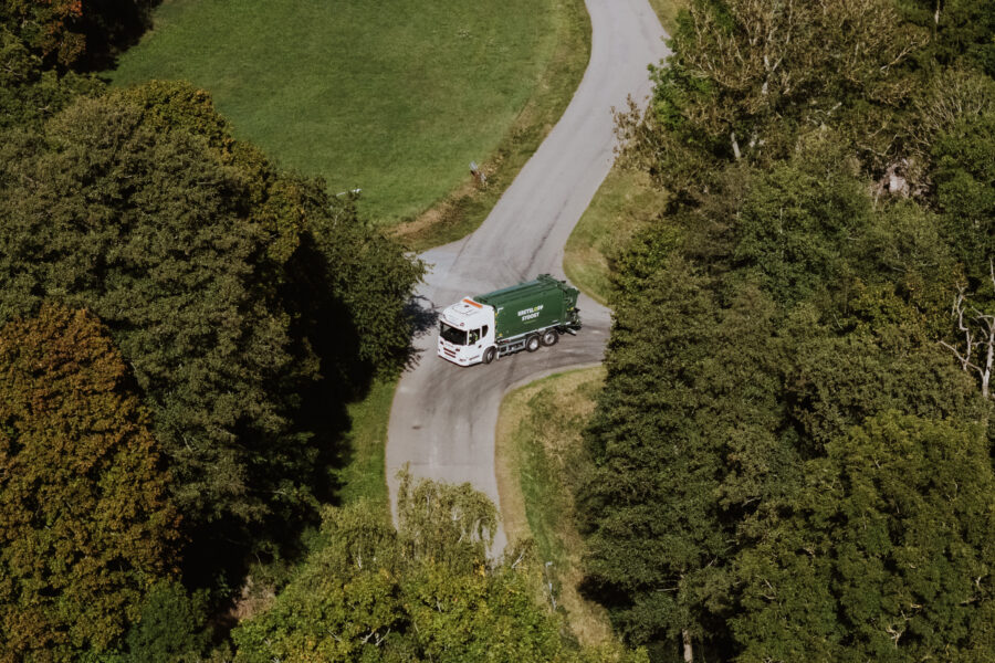 En flygbild av en lastbil som kör längs en väg.