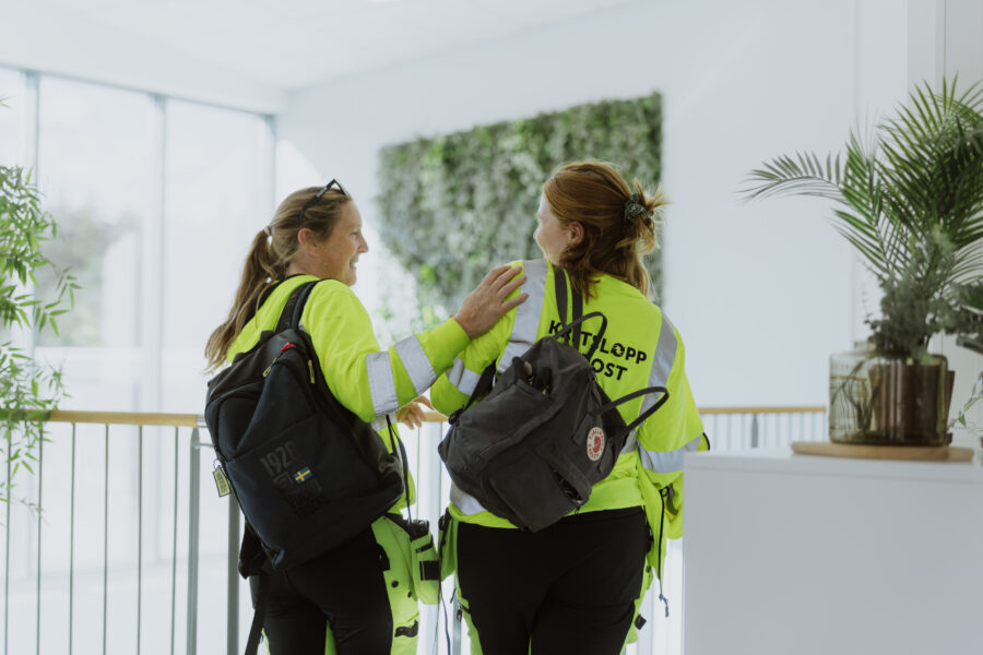 Två kvinnor pratar med varandra.