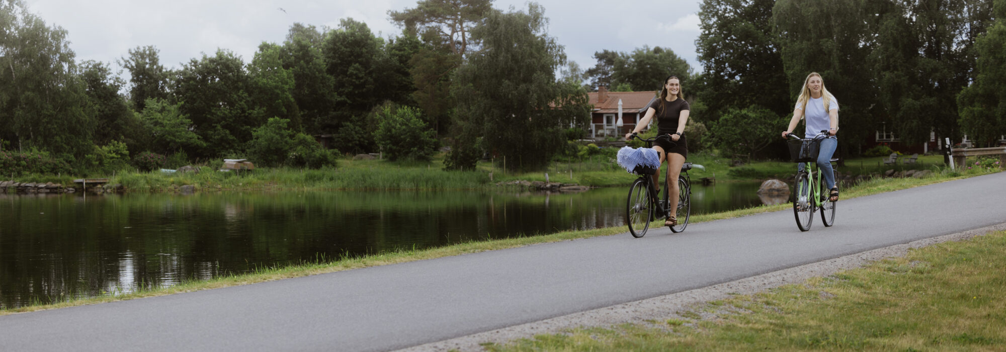 Några personer som cyklar längs en väg.
