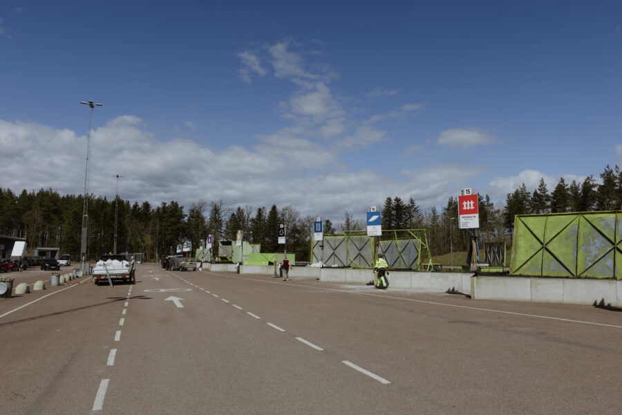 En man står vid en återvinningscentral.