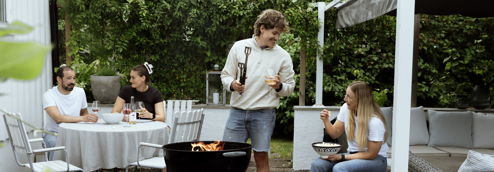 En grupp människor som sitter runt en grill.